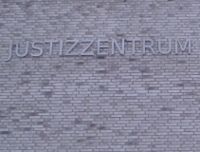 Eingangschild Justizzentrum