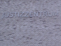 Eingangschild Justizzentrum Eingangschild Justizzentrum